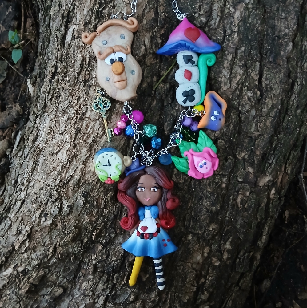 🌸🌺Alice In Wonderland 💙❤️ Mad Hatter Girl 🪻🍄 Necklace
